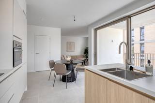 'Nexuss' is een duurzaam nieuwbouwproject in Schelle, met 64 wooneenheden en een commerciële ruimte. Met appartementen, duplexen en stapelwoningen van één tot vier slaapkamers heeft u een ruime keuze. Het groene en moderne project is zeer centraal gelegen, met alle noodzakelijke voorzieningen in de buurt en op korte afstand tot grootsteden als Antwerpen, Mechelen en Sint-Niklaas.<br /><br />De voornaamste troeven van het project ‘Nexuss’ zijn:<br /><br />- BEN-normen: E-peil 20<br />- Zonnepanelen, individueel per appartement<br />- Vloerverwarming, door warmtepomp, en elektrische handdoekradiator<br />- Ventilatiesysteem type D<br />- Prachtige terrassen<br />- Ondergrondse parkeerplaats en berging<br />- Moderne en groene architectuur<br />- Toekomstgericht door duurzame en energiezuinige materialen<br /><br />Dit appartement, met 2 slaapkamers, van ca. 93m² is gelegen aan de Provinciale Steenweg 423 te Schelle.<br /><br />Indeling appartement:<br />- Inkomhal<br />- Berging<br />- Toilet<br />- Badkamer<br />- Leefruimte met keuken<br />- 2 slaapkamers<br />- Terras<br /><br />De werken zijn inmiddels al begonnen en de oplevering wordt najaar 2025 voorzien.<br /><br />Wenst u meer te weten over dit geweldige project? Aarzel niet om ons te contacteren!
