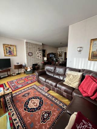 TE KOOP : Lier <br /><br />Goeie ligging : Dichtbij school, station , openbaar vervoer, winkels en verbindingswegen <br /><br />Halfopen bebouwing <br />Bouwjaar : 1967<br /><br />Grote L-vormige living<br />Eetkamer<br />Keuken<br />Hall<br />Kelder<br />4 slaapkamers <br />2 bureaus <br />Badkamer <br />2 wc’s<br />Garage<br />Grote tuin <br />Kruipruimte <br />Berging<br />EPC waarde : F<br />Asbestattest aanwezig<br />Renovatieproject <br />560 vierkante meter <br />