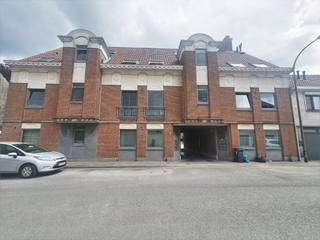 GEZELLIG VERNIEUWD appartement op de 2de verdieping links vooraan:voorzien van een open inkom, een gezellige leefruimte + moderne open keuken met...