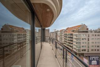 Ongemeubeld, ruim en lichtrijk appartement, gelegen aan de zonnige zijde van de Lippenslaan. Indeling: Een ruime inkomhal met vestiaire en...