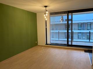 Op zoek naar een modern 2-slaapkamerappartement op maar 15' van Leuven centrum? Dan is dit een absolute must-see !<br /><br />Gelegen te Lubbeek, kent dit appartement een uitstekende ligging. Zo bevinden allerhande winkels alsook het openbaar vervoer zich op wandelafstand. Ook de verbinding met Leuven en het Gouden Kruispunt is vlakbij.<br /><br />Het appartement bevindt zich op de tweede verdieping en omvat een ruime en lichtvolle leefruimte met rechtstreekse toegang tot het overdekte terras. Aansluitend vindt u de volledig geïnstalleerde open keuken. Verder beschikt het appartement over twee volwaardige slaapkamers aan de voorzijde, een badkamer met bad-douchecombinatie, een berging met aansluitingen voor wasmachine en droogkast en een apart toilet. Bovendien kan je bij dit appartement beschikken over zowel een privékelder als -autostaanplaats.<br />Het appartement is bovendien volledig uitgerust met verlichting en gordijnen, wat meteen zorgt voor extra comfort bij uw intrek.<br /><br />Dankzij het gunstige EPC-label A en de aanwezige zonnepanelen geniet u hier van een energiezuinig appartement met een lage energiekost.<br /><br />Dit gezellige appartement is beschikbaar vanaf 01/06/2026. De maandelijkse basishuurprijs bedraagt € 890, met een maandelijkse provisie van € 65 voor het verbruik en onderhoud van de gemeenschappelijke delen.<br />Alle nutsvoorzieningen (gas, elektriciteit en water) worden individueel afgesloten door de huurder.<br /><br />Lijkt dit moderne 2-slaapkamerappartement echt iets voor jou? Wees er dan snel bij en neem contact met ons op voor meer informatie of om een bezichtiging te plannen. U kunt ons telefonisch bereiken op 016 23 90 81 (elke weekdag tussen 10u en 13u) of zelf een afspraak maken via onze online agenda onder ‘bezoekmoment kiezen’.