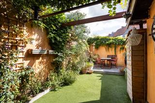 <p>TE KOOP – LEDEBERG</p>
<p>Wees welkom op onze bezoekdag 26/09 - Contacteer Bruno voor een afspraak of meer informatie via 0495 12 20 64</p>
<p>Gelegen in de Langestraat 103 te Ledeberg, bieden wij deze charmant gerenoveerde woning aan, voorzien van alle modern comfort. Dankzij de uitstekende ligging op wandelafstand van zowel de Gentbrugse Meersen als Gent-centrum geniet u hier van een ideale combinatie van wooncomfort en bereikbaarheid. De woning ligt in de directe nabijheid van belangrijke uitvalswegen en openbaar vervoer. Praktische voorzieningen zoals een grootwarenhuis, slagerij, bakkerij, … bevinden zich op wandelafstand.</p>
<p>Via de inkomhal betreedt u de ruime leefruimte, met achteraan een goed uitgeruste keuken. Op het gelijkvloers is er tevens een toilet. Achteraan de woning ligt een zuidgericht, groen tuintje. Op de eerste verdieping bevinden zich de badkamer en twee comfortabele slaapkamers. Op de derde verdieping is er een zeer ruime slaapkamer, voorzien van airconditioning.</p>
<p>De woning werd in 2015 volledig gerenoveerd en onderging de afgelopen jaren nog een aantal energetische ingrepen. Ze is uitgerust met zonnepanelen en beschikt over een zeer gunstig EPC-label A. De vermelde prijs is een indicatieprijs.<br />Alle documenten zijn beschikbaar op onze website, cornelis-goeman.be</p>
<p>Wenst u graag een bezoek? Contacteer Bruno voor een afspraak of meer informatie via 0495 12 20 64</p>