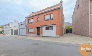 ERPE-MERE - Ruime woning met grote garage en tuin in Mere<br /><br />Ontdek deze solide woning op wandelafstand van het centrum van Mere. De woning beschikt over een royale garage van 70m² met douche en berging, een praktische inkomhal, kelder, en een lichtrijke leefruimte van 52m² met aansluitende keuken. Op het gelijkvloers bevindt zich ook een extra kamer die dienst kan doen als slaapkamer of bureau.<br /><br />Op de bovenverdieping vind je drie ruime slaapkamers, een dressing, en een comfortabele badkamer met ligbad, douche en toilet. De zolder biedt nog extra ruimte voor opslag of uitbreiding. Buiten geniet je van een grote tuin — ideaal voor gezinnen met een hobby of zelfstandige.<br /><br />Voor verdere informatie of een bezoek kan u ons steeds contacteren; info@immoderas.be / 053/60.65.60