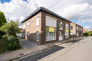 Dit gelijkvloerse appartement met garage, terras, tuin en zolder is gelegen in een rustige straat nabij het centrum van Wondelgem. Dankzij de gunstige ligging bevinden tal van buurtwinkels, supermarkten en andere dagelijkse voorzieningen zich op wandelafstand. Het centrum van Gent bereikt u bovendien in ongeveer 15 minuten met de fiets. Ook de R4 is vlot bereikbaar en in de nabije omgeving is er een ruime keuze aan openbaar vervoer.<br /><br />Het gerenoveerde appartement beschikt over een lichtrijke woonkamer, een keuken,twee slaapkamers en een badkamer. Aansluitend aan de slaapkamer bevindt zich een aangename veranda die toegang biedt tot de buitenruimte. Als extra troef beschikt de woning over een ruime zolderruimte, die extra opbergruimte biedt. <br /><br />Buiten beschikt het appartement over een privatieve tuin en een terras, waar u in alle rust kunt genieten van de buitenlucht. Daarnaast is er een ruime garage aanwezig, wat zorgt voor extra comfort en praktische bergruimte.<br /><br />Troeven:<br /><br />Gelijkvloers appartement<br />Privatieve tuin en terras<br />Nieuwe keuken, badkamer en vloeren<br />Ruime garage<br />Rustige en gunstige ligging<br />Openbaar vervoer op wandelafstand<br />Vlotte verbinding met de R4<br />Centrum van Gent op ca. 15 minuten fietsen<br /><br />Momenteel verhuurd. Het appartement zal vrij zijn vanaf 31/01/2027.<br /><br />Er staat momenteel ook nog een ander pand te koop in hetzelfde gebouw, waardoor dit pand ook interessant kan zijn als kangoeroewoning : https://topvastgoed.be/property/7852886/<br /><br />Geen syndicus en dus geen syndickosten. Elke entiteit beschikt over eigen, aparte tellers.<br /><br />Contacteer Top Vastgoed voor een bezoek: 0475 700 700.