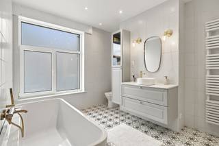 Instapklare woning met 5 slks, grote tuin en 2 badkamers in het centrum van Kuurne.<br /><br />Deze woning is in het jaar 2021 compleet gerenoveerd. Een zeer langs inkomhal verwelkomt u in de woning. Lambrisering, vestiaire, apart toilet, zwart glazen deur naar leefruimte,.. De leefruimte is een zeer ruim geheel met achteraan vele raampartijen.<br /><br />Verder is er op het gelijkvloers een slaapkamer, gevolgd door dressing en aansluitend een badkamer met ligbad, douche en wastafel. Gelijkvloers wonen is mogelijk!<br /><br />Het verdiep bevat 2 ruime slaapkamers, een badkamer en een open sas voor bureau of hobbyruimte. Het zolderverdiep bevat nogmaals 2 slaapkamers.<br /><br />Verder is er een ruime garage waar ook de technische ruimte is + voorziening was- en droogkast. Een kelder en bergzolder zijn alvast leuke troeven.<br /><br />Groot terras, omheinde tuin, maar vooral rust (en dat in het centrum van Kuurne).<br /><br />PLUSPUNTEN:<br />+ gelijkvloers wonen is mogelijk<br />+ zonnepanelen<br />+ hedendaagse afwerking<br />+ thuisbatterij + zonnepanelen