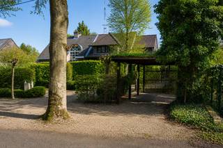 Deze uiterst charmante halfopen woning met bijgebouw is gelegen in een groene en rustige omgeving, vlakbij de vaart en de E10-plas, een ideale locatie voor fiets- en wandelliefhebbers.<br /><br /><strong>Indeling hoofdwoning</strong><br />Via de verzorgde voortuin betreedt u de woning in de inkomhal. De gezellige woonkamer met eetruimte vormt het hart van het huis. Aansluitend bevindt zich de ruime keuken. Achteraan is er een polyvalente ruimte die kan ingericht worden als bureau, speelkamer of extra zithoek. Vanuit de keuken, eetkamer én polyvalente ruimte heeft u directe toegang tot de tuin.<br />Op de eerste verdieping bevinden zich momenteel twee ruime slaapkamers (voorheen drie, eenvoudig terug te brengen naar de oorspronkelijke indeling) en een badkamer uitgerust met ligbad, lavabomeubel, toilet en aansluiting voor wasmachine en droogkast.<br />Verder beschikt de woning over een praktische zolderruimte.<br /><br /><strong>Bijgebouw</strong><br />Achteraan het perceel bevindt zich een bijgebouw.<br /><br /><strong>Tuin en extra’s</strong><br />De prachtig aangelegde tuin met vijver en verschillende zithoeken biedt een oase van rust en privacy.<br />Daarnaast is er een ruime garage met opbergzolder, evenals een kelder en kruipruimte onder de hoofdwoning.<br /><br /><strong>Bijzonderheden:</strong><br />+ EPC: C – 285 kWh/m²<br />+ Groene, rustige omgeving<br />+ Nabij vaart en E10-plas