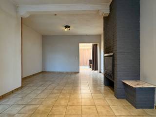 woning te koop in Harelbeke<br /><br />Bent u op zoek naar een interessante investering? Dan is deze verhuurde woning in Harelbeke zeker een bezoek waard.<br /><br />Bij het betreden van de woning komt u terecht in de gezellige leefruimte. Aansluitend bevindt zich de keuken, gevolgd door de badkamer, die uitgerust is met een lavabo, toilet en douche.<br /><br />Achteraan de woning geniet u van een aangenaam en zonnig terras. Daarnaast beschikt de woning over een kelder.<br /><br />Op de eerste verdieping bevinden zich twee slaapkamers. Er is een geïsoleerde zolder, die extra opslagruimte biedt of mogelijkheid tot extra slaapkamer.