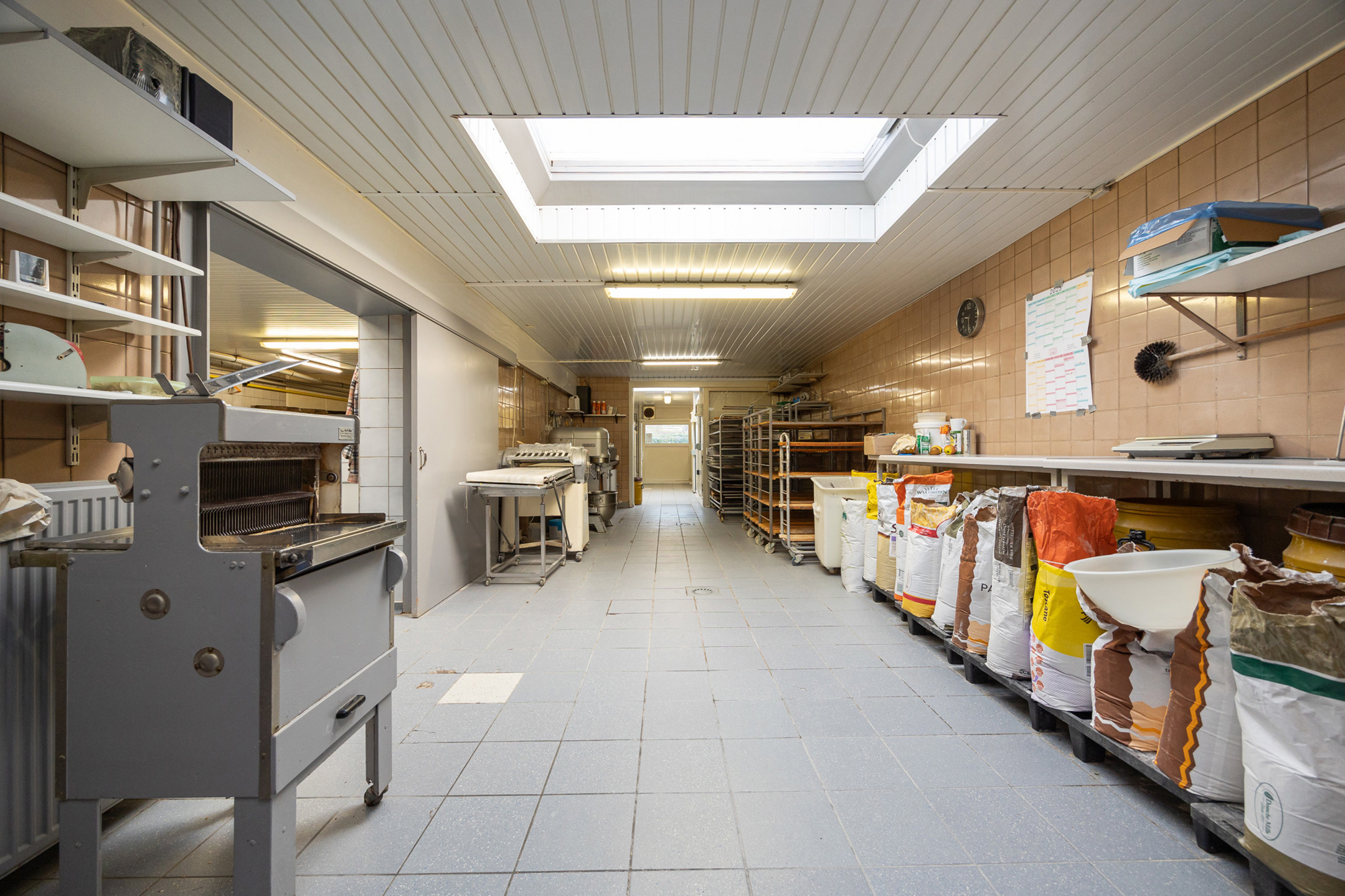 Zeer grote handelsruimte met bovengelegen woonst te Malle - foto 5