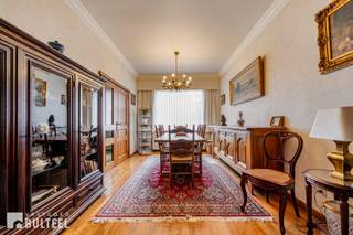 Deze opvallend ruime en perfect onderhouden woning bevindt zich in één van de mooiste straten van Sint-Niklaas. De eigendom biedt u op...