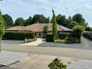 Grote villa met bijna 400 vierkante meter bewoonbare oppervlakteHet bijgebouw is 90 vierkante meter en volledig gescheiden van de woning met...