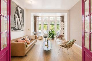 Ontdek deze charmante herenwoning in Brasschaat, gelegen in een rustige en private omgeving, omgeven door een prachtige tuin waar het...