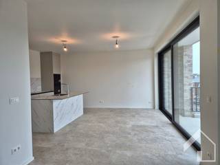 <p><span>Nieuwbouwappartement op de derde verdieping met 1 slaapkamer en dubbel terras, bereikbaar met lift</span></p><p><span> </span></p><p><span>Prachtig appartement met veel lichtinval gelegen in Deurne met goede bereikbaarheid, nabij centrum met winkels en voorzieningen, openbaar vervoer, park Rivierenhof,...</span></p><p><span>Op de hoogste verdieping verwelkomen we je met de lift rechtstreeks in het appartement, Aan de voorzijde en over de volledige breedte (12m) een ruime leefruimte met volledig geïnstalleerde open keuken en het terras. </span></p><p><span>Een technische ruimte/berging met aansluitingen wasmachine/droogkast. De luxueuze badkamer bestaat uit een ligbad, dubbele lavabo en inloopdouche. Verder vinden we op deze gang nog een gastentoilet met handenwasser. </span></p><p><span>Achteraan kan je een ruime slaapkamer terugvinden met dressing en terras in alle rust. </span></p><p><span> </span></p><p><span>- Private fietsenstalling met oplaadpunt</span></p><p><span>- Private kelderberging</span></p><p><span>- Lift</span></p><p><span>- Energiezuinig EPC label A</span></p><p><span>- Warmtepomp in combinatie met zonnepanelen en vloerverwarming</span></p><p><span>- Individuele meters</span></p><p><span>- Gemeenschappelijke kosten bedragen 75 euro/maand</span></p><p><span> </span></p><p><span>Prachtige nieuwbouw, gunstig EPC, centrale ligging en onmiddellijke beschikbaarheid is dit appartement een uitstekende kans voor wie op zoek is naar luxueus wonen in Deurne en omstreken. </span></p><p><span> </span></p><p><span>Interesse? contacteer immo Matrix-Kolum</span></p><p><span> </span></p><p><span> </span></p>