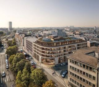 Prachtige, lichte en volledig gerenoveerde kantoren op een uitzonderlijke locatie in het centrum van Brussel, tussen de Zavel en de Grote Markt.<br />Hoogwaardige renovatie: BREEAM Outstanding, Well Gold, ActiveScore Platinum, EPB A.<br />Talrijke voorzieningen in de directe omgeving: restaurants, bars, winkels, fitness, hotels...<br />Gemakkelijk bereikbaar met het openbaar vervoer en gelegen tussen het Centraal Station en het Zuidstation.<br />Binnenparking voor auto's: 3.250 €/plaats/jaar (exclusief kosten en belastingen).<br />Binnenparking voor motoren: 2.250 €/plaats/jaar (exclusief kosten en belastingen).<br />Beschikbaarheid: Q4 2027.<br />Exclusief terras 246 m²: 200 €/m² exclusief kosten en belastingen.