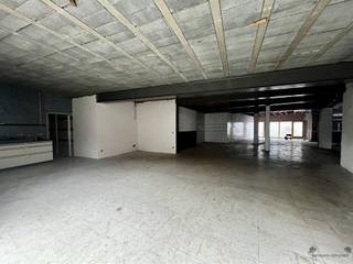 OPBRENGSTEIGENDOM MET RENOVATIEPOTENTIEEL OP TOPLIGGING IN GENTLangs de Dendermondsesteenweg te Gent bevindt zich dit handelspand met twee...