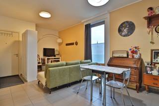 Op zoek naar een zéér centraal gelegen 1-slaapkamerappartement in Beveren? <br />Deze ideale investeringseigendom is gelegen in de Vrasenestraat in hartje Beveren.<br /><br />Het appartement is gelegen op de tweede verdieping van een kleinschalig appartementsgebouw op de hoek van de Vrasenestraat en de Warande en is ingedeeld als volgt: een lichtrijke living met aansluitend de ingerichte open keuken (voorzien van keramisch kookvuur, dampkap, microgolfoven, heteluchtoven, dubbele spoelbak en voorziening voor vaatwasmachine/wasmachine), een badkamer (met ingebouwde douche en enkel lavabomeubel met spiegelkasten), een ruime slaapkamer met grote raampartijen, een apart toilet (met handenwasser) en een praktische berging (met voorziening voor wasmachine).<br /><br />Daarnaast is er aangrenzend aan de living een zonnig overdekt terras aanwezig met zicht op het winkeldorp.<br /><br />Aankoop mogelijk aan 2% registratierechten voor eigen bewoning of 12% registratierechten bij investering.<br /><br />De voornaamste troeven zijn: de uiterst centrale ligging, aanwezigheid van een lift in het kleinschalige gebouw, ideale opbrengsteigendom, gunstig EPC-label B, conforme elektrische keuring tot 19/12/2033, ...<br /><br />Benieuwd naar deze ideale opbrengsteigendom? Contacteer ons via verkoop@homevast.be of telefonisch via nummer 03 344 77 44 voor meer informatie en/of een bezoek ter plaatse.