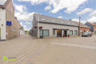 Veelzijdige woning met commerciële ruimte in hartje ZoggeDeze ruime en instapklare eigendom is gelegen te Zogge, op een mooi perceel met vlotte...