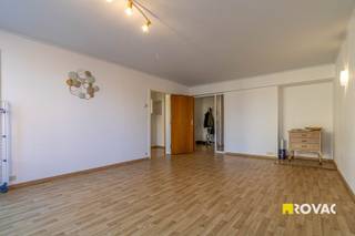 Centraal gelegen appartement bestaande uit inkom, living, ingerichte keuken (kookplaat op gas, oven, dampafvoer, koelkast,...