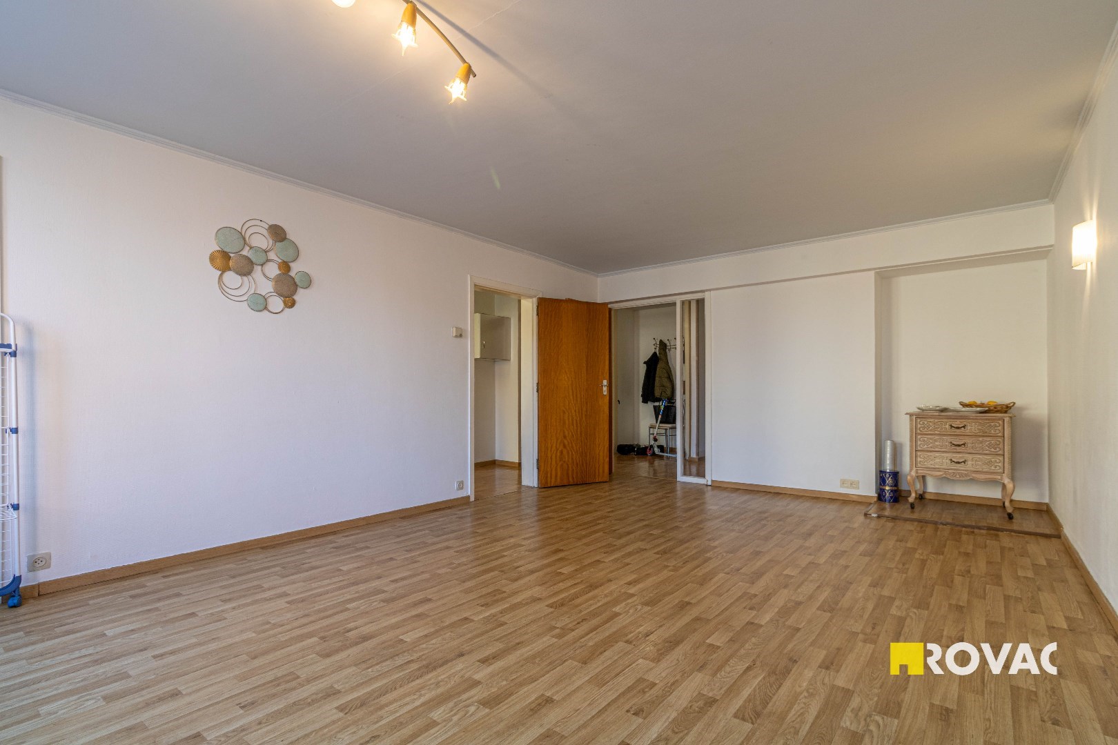 Zeer verzorgd en centraal gelegen appartement op 1ste verdieping met bijhorende autostandplaats - foto 1