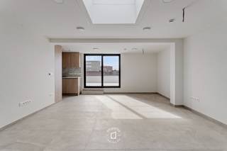 In het kloppende winkelhart van Aalst mogen wij u dit uitzonderlijke pareltje voorstellen:<strong> een compleet en hoogwaardig gerenoveerd luxe-appartement op de tweede verdieping</strong> van een kleinschalig, karaktervol gebouw met een unieke gevel, bestaande uit slechts een handelsgelijkvloers en één ander appartement. Dankzij deze kleinschalige opzet geniet u van minimale gemeenschappelijke lasten (geen lift aanwezig). <strong>Met een bewoonbare oppervlakte van 132 m², torenhoge plafonds, royale raampartijen én een automatisch bedienbare lichtkoepel baadt de woonst in een overvloed aan natuurlijk licht en ademt het geheel een sfeer van pure grandeur. </strong>Binnenin verwelkomt de riante leefruimte u met een indrukwekkend gevoel van openheid, naadloos aansluitend op de kwalitatief ingerichte keuken. De doordachte indeling omvat verder 2 volwaardige slaapkamers, een stijlvolle badkamer en een praktische berging. Als kers op de taart beschikt u aan de rustige achterzijde over<strong> een zalig terras van maar liefst 21 m² –</strong> een heerlijke oase van rust en privacy midden in het bruisende stadscentrum.<br />Ook op energetisch en technisch vlak beantwoordt dit appartement aan de strengste hedendaagse normen: een uitmuntend EPC-label A, energiezuinige vloerverwarming op aardgas, een C+-ventilatiesysteem, asbestveiligheid en reeds voorziene wachtbuizen voor zowel zonnepanelen als airconditioning. Een handige fietsenberging maakt het comfort compleet. Een zeldzame opportuniteit voor wie houdt van authentiek karakter en modern topcomfort op een absolute toplocatie!