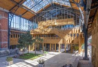 Magnifique espace de bureaux à louer, situés dans le site historique entièrement rénové de la Gare Maritime à côté de Tour & Taxis et de la Gare du Nord. Beaucoup de luminosité et présence de nombreux magasins, restaurants et cafés.<br />Surface: 3.204 m²<br />Parking: 1.900 €/emplacement/an<br />Parking à proximité et facilement accessible via les transports en commun.<br />Hors charges et taxes.