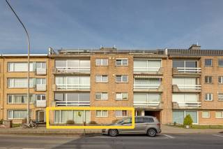 <p><span>Ontdek dit charmante één-slaapkamerappartement aan de Jan Welterslaan 11 in Deurne. Het appartement biedt een ruime, lichtrijke leefruimte, een grote ingerichte keuken, een mooie badkamer, een apart toilet en een praktische berging.</span></p><p><span>Met een gunstig EPC-label C is het energiezuinig en ideaal voor investeerders, starters, alleenstaanden of koppels. De ligging is perfect: dichtbij winkels, scholen en openbaar vervoer, maar ook op wandelafstand van de Bremweide een heerlijke plek om tot rust te komen in het groen.</span></p><p><span> </span></p><p><span>Boek dus snel uw afspraak en om zeker niet TE LAET! </span></p>