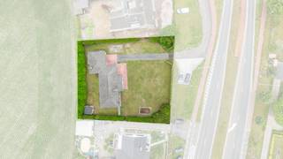 Op een uitstekende locatie langs de Koning Albertlaan in Maldegem bevindt zich deze statige, vrijstaande villa op een ruim perceel. Deze karaktervolle woning biedt een unieke kans voor wie op zoek is naar een ruime gezinswoning die volledig naar eigen smaak kan worden gerenoveerd.<br /><br />Bij het betreden van de woning valt meteen de royale leefruimte op, waar de grote raampartijen zorgen voor een overvloed aan natuurlijk licht en een mooi zicht op de tuin. Aansluitend bevindt zich de keuken, die eveneens uitkijkt op het perceel en tal van mogelijkheden biedt voor een hedendaagse herinrichting. De woning beschikt over drie volwaardige slaapkamers, een badkamer en een ruime inpandige garage. Bovendien werden reeds een deel van de ramen vernieuwd, wat een mooie eerste stap vormt binnen het renovatieverhaal.<br /><br />Buiten geniet u van een ruime, zonnige tuin die volledige privacy biedt en tal van mogelijkheden creëert voor gezinnen, tuinliefhebbers of wie graag buiten leeft. Dankzij de combinatie van een royale bewoonbare oppervlakte, een degelijk gebouwde constructie en een topligging vormt deze villa de ideale basis voor een stijlvolle renovatie.<br /><br />Bent u op zoek naar een karaktervolle villa met ruimte, potentieel en een uitstekende ligging in Maldegem? Dan is dit zonder twijfel een eigendom die u gezien moet hebben. Contacteer Louis Van Zele van Immo Francois Meetjesland vandaag nog voor meer informatie of een bezoek ter plaatse.<br /><br />