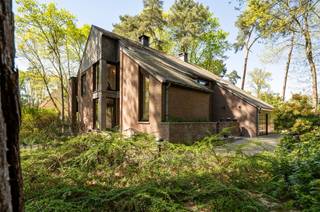 <p><span>In een uiterst residentiële en gegeerde omgeving, vlakbij het meer van Keerbergen, bevindt zich deze karaktervolle en statige villa met een royale bewoonbare oppervlakte van maar liefst 377 m². Gelegen op een perceel van 3.293 m² geniet deze eigendom van rust, privacy en een groene omgeving.</span></p><p><span><br />Via de inkomhal met gastentoilet betreedt u de woning. De ruime en lichtrijke living sluit naadloos aan op de eetkamer, ideaal voor gezellige familiemomenten en ontvangsten. De volledig geïnstalleerde keuken biedt alle comfort voor de kookliefhebber. Verder vindt u op dit niveau een praktische wasplaats/berging, een vernieuwde badkamer en een dubbele garage. De ruime overloop geeft toegang tot vier royale slaapkamers, elk met voldoende ruimte en lichtinval. De tweede badkamer is uitgerust met zowel een bad als een douche, wat zorgt voor optimaal comfort voor het hele gezin. Tenslotte beschikt de woning over een bergzolder, ideaal voor extra opslagruimte.</span></p><p><span> </span></p><p><span>Buiten is het heerlijk vertoeven in de knap aangelegde tuin met aangelegd fietspad voor kinderen, en op het overdekte en verwarmde terras.</span></p><p><span>De dubbele, inpandige garage en lange oprijlaan zorgen voor meer dan voldoende parkeergelegenheid.</span></p><p><span> </span></p><p><span>Deze eigendom is de ideale combinatie van ruimte, comfort en ligging, perfect voor wie op zoek is naar een exclusieve woonbeleving in een groene en rustige omgeving.</span></p><p><span> </span></p><p><span> </span></p>