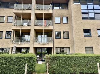 <p>Gunstig gelegen appartement op het tweede verdiep van Residentie Lucas.<br />Op wandelafstand heb je het station van Oudenaarde, de winkels, de Grote Markt van Oudenaarde...</p><p>Het appartement omvat een ruime inkomhal, woonkamer, berging, toilet, keuken, badkamer, 2 slaapkamers en een terras.<br />Er is ook een ondergrondse garagebox ( 8)en kelderberging (K21), inclusief in de huurprijs.<br />De maandelijkse lasten bedragen €70/maand.</p><p>Interesse?<br />Vraag uw bezoek aan via onze website www.immodhondt.be </p>