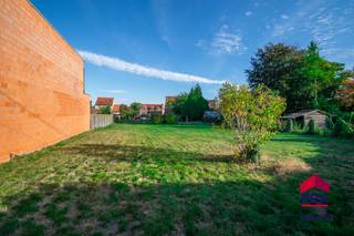 <p>Dit ruime perceel van <strong>675 m²</strong> biedt de perfecte basis voor wie wil bouwen in een rustige, goed gelegen omgeving. Hier kan je een moderne woning creëren met alle comfort en ruimte die je gezin nodig heeft.</p>
<p><strong>Bouwvoorschriften:</strong></p>
<ul><li>
<p>Bestemd voor een <strong>ééngezinswoning in halfopen bebouwing</strong></p>
</li><li>
<p><strong>Perceeloppervlakte:</strong> 675 m²</p>
</li><li>
<p><strong>Minimale voorgevelbreedte:</strong> 10 m</p>
</li><li>
<p><strong>Maximale bouwdiepte:</strong> 10 m op gelijkvloers én verdieping</p>
</li><li>
<p><strong>Bouwvrije stroken</strong> tot aan de zijdelingse perceelsgrenzen</p>
</li><li>
<p><strong>Bouwlijn:</strong> minimaal 8,23 m uit de as van de Oude Diestsestraat</p>
</li><li>
<p><strong>Maximaal 2 bouwlagen toegestaan</strong></p>
</li><li>
<p><strong>Kroonlijsthoogte:</strong></p>
<ul><li>
<p>max. <strong>6,50 m</strong> met <strong>plat dak</strong></p>
</li></ul>
</li></ul>
<p>Neem vandaag nog contact op met je ERA-makelaar voor meer informatie of een plaatsbezoek.</p>
<p>JOUW DROOMGROND. ZO GEVONDEN!</p>