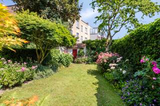 OMBRAGE/PARMENTIER - In a pleasant neighborhood, close to the Parc de la Woluwe, shops and main roads, beautiful family house of +/- 263m2 on a plot of 2a15, located within walking distance of schools and public transport (bus 36 and tram 39/44) - On the ground floor, entrance hall, living room of +/- 60m2 with American kitchen and access to the terrace and charming garden, on the entresol guest toilet and bathroom. On the 1st floor, master bedroom of +/- 17m2, bedroom 2 of +/- 15m2 and bedroom 3/office of +/- 7m2. On the 2nd floor, bedroom 4 of +/- 17m2, shower room and bedroom 5 of +/- 15m2. On the 3rd floor, TV lounge or playroom of +/- 26m2. Cellars and laundry in the basement - Central heating (mazout), wooden frames with double glazing, PEB G - Total photo coverage on our website www.keystones.be - To be seen!