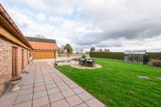 *** TE KOOP *** Rebecq - Bierghes - Charmante villa in boerderijstijl met 4 slaapkamers, een tuin en een ruime garage, ideaal gelegen in een rustige omgeving, met een totale oppervlakte van ongeveer 364 m². Op de begane grond is de indeling als volgt: een inkomhal, een volledig ingerichte open keuken (koelkast met vriesvak, oven, magnetron, afzuigkap, vaatwasser, keramische kookplaat en granieten werkblad) van ± 22 m², een ruime woonkamer van ± 47 m² met open haard (Brisach), een master suite van ± 22 m² met een eigen badkamer (hoekbad met hydromassage, inloopdouche, wastafelmeubel &amp; toilet), een wasruimte van ± 18 m²  en een apart toilet. Op de verdieping: via een eerste overloop, een slaapkamer van ± 26 m² met eigen badkamer. Via een tweede nachthal, twee slaapkamers van ± 15 en 14 m², elk met een eigen badkamer, een ruime multifunctionele ruimte van ± 47 m² en een apart toilet.<br /><br />Comfort: EPC “C” (197 kWh/m²/jaar). Grote garage van ± 100 m² met een gemotoriseerde sectionaaldeur, evenals 6 parkeerplaatsen buiten. Achterterrein met een mooie omheinde tuin, ideaal gelegen op het zuidoosten. Terras van ± 38 m², aangevuld met een tuinhuisje, een serre en een gezellige vijver. Houten kozijnen met dubbele beglazing. Verwarming met omkeerbare warmtepomp + stookolie. Installatie van 24 zonnepanelen. Elektrische poort met videofoon. Aanwezigheid van een zuiveringsinstallatie van 10.000 L.<br /><br />Prijs: V.O. vanaf 675.000 euro (onder voorbehoud van goedkeuring door de eigenaar)<br /><br />Contact: tubize@weinvest.be of tel. 02.355.42.20 of Julie op 0472.53.66.84