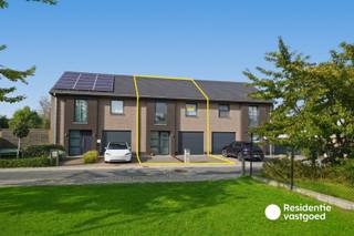 Op een gunstige ligging te Zandvoorde bevindt zich deze verzorgde en instapklare gezinswoning, gebouwd in 2013 en gelegen op een perceel van 213 m². De woning combineert hedendaags wooncomfort met een praktische indeling en een aangename tuin.<br /><br />Via de inkomhal met gastentoilet bereikt u de ruime leefruimte met open keuken. Deze is volledig uitgerust en voorzien van een kookeiland. Dankzij het grote schuifraam geniet u van een mooie lichtinval en rechtstreekse toegang tot het terras en de onderhoudsvriendelijke tuin. Verder beschikt het gelijkvloers over een inpandige garage met sectionale poort en aansluiting voor wasmachine.<br /><br />Op de eerste verdieping bevinden zich drie volwaardige slaapkamers, een ruime badkamer met ligbad, inloopdouche en toilet, en een praktische berging. De zolder biedt bijkomende opbergruimte.<br /><br />De woning is voorzien van centrale verwarming op aardgas, hoogrendementsbeglazing, dakisolatie en conforme elektriciteit.<br /><br />Een ideale gezinswoning voor wie op zoek is naar ruimte, comfort en een gunstige ligging!