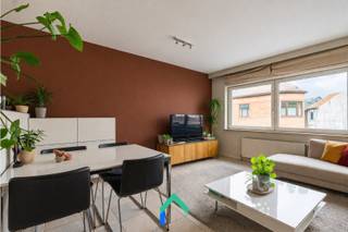 Algemeen<br />Dit gezellig en instapklaar appartement is gelegen op fietsafstand van het bruisende stadscentrum Gent. Dankzij de gunstige ligging bevinden winkels, openbaar vervoer, scholen en horecazaken zich op korte afstand, wat het dagelijkse leven bijzonder comfortabel maakt. Bovendien geniet je van een vlotte verbinding via de nabijgelegen R4. Deze ideale mix van bereikbaarheid, rust en stadsleven maakt dit appartement perfect voor wie centraal wil wonen met alle comfort binnen handbereik.<br /><br />Indeling<br />Bij het betreden van het appartement kom je terecht in een inkomhal die toegang biedt tot de verschillende ruimtes. De ruime en lichtrijke woonkamer vormt het hart van het appartement en biedt voldoende plaats voor een gezellige zithoek en eetruimte. De aanwezigheid van de grote ramen zorgt voor veel lichtinval en creëert een aangename sfeer. Aansluitend bevindt zich de open keuken, praktisch ingericht en voorzien van het nodige comfort. De slaapkamer, die voldoende groot is voor een dubbel bed, grote kast én bureau, ligt aan de achterkant van het appartement. De badkamer is voorzien van een douche en wastafel en biedt bovendien de mogelijkheid om een wasmachine te plaatsen. Tot slot is er nog een handige afgesloten berging in het appartement. <br /><br />Varia<br />Het appartement is ideaal voor starters, alleenstaanden of als investering. Dankzij de praktische indeling en aangename leefruimte geniet je van optimaal wooncomfort. Bovendien is het appartement onderhoudsvriendelijk en klaar om er meteen in te trekken, zonder grote werken. <br />De huurprijs bedraagt momenteel 730 euro per maand maar het contract kan beëindigd worden voor eigen bewoning. <br /><br />Troeven<br />* EPC-label A<br />* Ruime woonkamer<br />* Vlakbij centrum Gent<br />* Uitstekende bereikbaarheid<br /><br />Laat deze kans niet liggen en ontdek zelf de troeven van dit appartement. Neem gerust contact met Tim voor een afspraak.<br />📞 0487 40 21 28<br />📧 tim@gentill.be