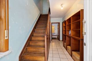 Graag bieden wij u deze ruime verder af te werken 4 gevelwoning aan in het centrum van Galmaarden. De woning werd als volgt ingedeeld: inkomhal, ruime leefruimte (eetplaats en salon 53 m²), keuken, bureau en vernieuwde badkamer. Op de verdieping geeft de nachthal toegnag tot 2 ruime slaapkamers, een kleine kamer/bureau, en tot een extra ruimte die ideaal is voor het plaatsen van een toilet op de verdieping. Dankzij de vaste trap naar de zolder, biedt de zolder nog heel wat uitbreidingsmogelijkheden naar 2 extra kamers. De woning is volledig onderkelderd. Buiten beschikt u over extra buitenberging en een ruime garage. elektriciteit conform tot 22/08/2042 ! Voor meer info of bezoek contacteer Sophie 0496/71.50.59