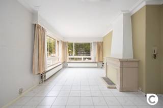 <p><span>Dit fijne gelijkvloerse appartement van 74m² is gelegen in Wilrijk en biedt een ideale combinatie van ruimte en functionaliteit. Gelegen in een groene en rustige woonbuurt met goede verbindingen naar omliggende invalswegen, openbaar vervoer en lokale winkels en andere voorzieningen.</span></p><p><span> </span></p><p><span>We komen het appartement binnen via een ruime inkomhal die alle kamers met elkaar verbindt. De ingebouwde vestiairekast biedt een praktische oplossing om jassen op te bergen. In de hal is tevens een apart toilet te vinden.</span></p><p><span> </span></p><p><span>De woonkamer geniet van een aangename lichtinval dankzij de grote raampartijen. De ruimte is voldoende groot voor een grote eettafel en een comfortabel salon. Een statige sierschouw vervolledigd het geheel. De overvloedige lichtinval maakt dit ruime vertrek een ideale plek om te ontspannen en te leven.</span></p><p><span> </span></p><p><span>De keuken is functioneel ingericht met een gasvuur, gootsteen en verschillende kasten. Kortom een praktische keuken voor dagelijks gebruik.</span></p><p><span> </span></p><p><span>Er is een volwaardige slaapkamer aanwezig die werd aangekleed met een nette laminaatvloer. De ruimte biedt voldoende plaats voor een dubbel bed en grote kast.</span></p><p><span> </span></p><p><span>De badkamer werd kortgeleden gerenoveerd en beschikt over een ruime inloopdouche, lavabo en handdoekradiator. Er werd gekozen voor een afwerking met verzorgde tegels die onderhoudsvriendelijk zijn en het geheel een moderne uitstraling geven.</span></p><p><span> </span></p><p><span>Het appartement beschikt tevens over een kelderberging en garage. Deze laatste is onder het gebouw, aan de zijkant terug te vinden.</span></p><p><span> </span></p><p><span>Troeven</span></p><p><span> </span></p><ul><li><span>Centrale ligging</span></li><li><span>Vernieuwde badkamer</span></li><li><span>Kleinschalig gebouw</span></li><li><span>Beperkte gemeenschappelijke kosten</span></li><li><span>Inclusief garage</span></li></ul><p><span> </span></p>