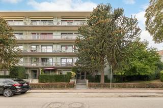 <p>Dit appartement op de gelijkvloerse verdieping rechts (bewoonbare oppervlakte van +/- 100m²) is gelegen in een groene omgeving in het centrum van Strombeek-Bever, op wandelafstand van winkels en openbaar vervoer. Het appartement bestaat uit een inkomhal, een leefruimte (parket) met sierhaard, een volledig ingerichte keuken met toegang tot de gemeenschappelijke tuin van het gebouw, een nachthal met aparte wc en vestiaire, een douchekamer, 3 slaapkamers (12m², 12m² en 14m²) die allemaal uitgeven op het terras achteraan. Daarnaast beschikt het appartement over een individuele kelder. Een afgesloten garagebox kan afzonderlijk aangekocht worden aan 30.000 EUR. EPC: D.</p>