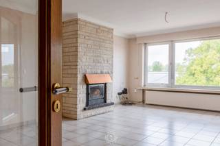 Interessant en lichtrijk 2 slaapkamer appartement met terras op de vierde verdieping.Het appartement verwelkomt je met een ruime inkomhal die...