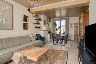 <p>Halfopen woning met vier ruime slaapkamers, gelegen op een uitstekende toplocatie in het charmante Loppem, een deelgemeente van Zedelgem. Deze goed onderhouden woning biedt een solide basis met een perceeloppervlakte van 267m² vormt dit pand een ideale gezinswoning met tal van mogelijkheden.</p><p>Bij het betreden van de woning ervaart u meteen het gevoel van ruimte en potentieel. De vier volwaardige slaapkamers maken het perfect voor grotere gezinnen of voor wie extra kamers wenst in te richten als bureau, hobbyruimte of dressing. Achteraan de woning bevindt zich een ruime garage, wat een absolute meerwaarde biedt voor wie nood heeft aan extra opslagruimte.</p><p>Daarnaast beschikt de woning over een oprit met plaats voor twee auto’s, wat zorgt voor extra comfort en parkeergemak voor bewoners en bezoekers. De combinatie van de gunstige ligging, de aanwezige ruimte en de uitbreidings- en opfrismogelijkheden maakt van deze woning een unieke kans voor wie op zoek is naar een warme thuis met toekomstpotentieel.</p>