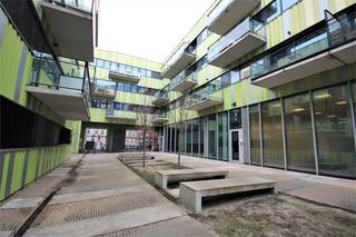 Dit moderne en instapklare appartement met twee slaapkamers in Kessel-Lo biedt comfortabele woonruimte op een uitstekende locatie. Het appartement is gelegen nabij het Centraal Station van Leuven en op slechts 500 meter van het Baron August de Becker Remyplein, waar diverse eet- en ontspanningsmogelijkheden te vinden zijn. Het stadscentrum van Leuven bevindt zich op minder dan een kilometer afstand, terwijl het Provinciaal Domein in Kessel-Lo gemakkelijk te voet bereikbaar is. Bovendien is  de verbinding met zowel de E40/E314 als de ring rond Leuven optimaal.<br /><br />Gelegen op de tweede verdieping en bereikbaar via lift of trap. Het appartement bestaat uit een inkomhal, ruime woonkamer, goed uitgeruste open keuken, berging met wasmachine/droogkast aansluiting, apart toilet, twee achtergelegen slaapkamers, badkamer en zonnig terras.<br />Een ruime kelder en een inbegrepen autostaanplaats in de P1 parking van het Leuven station voegen extra gemak toe. Fietsen kunnen veilig worden gestald in de gemeenschappelijke fietsenstalling.<br />De lichtarmaturen behoren tot het appartement. <br /><br />Hat appartement is beschikbaar vanaf 1 september 2026 en de maandelijkse huurprijs bedraagt € 1200 + € 100 gemeenschappelijke kosten. De nutsvoorzieningen zijn voor eigen rekening, maar met een EPC-score A is dit appartement zeer energiezuinig! Dit appartement is beschikbaar voor een huurcontract van lange termijn, wat stabiliteit biedt voor langdurige bewoning.<br /><br />Kortom : een geweldige kans om comfortabel en handig te wonen in een levendige omgeving.<br /><br />Interesse in een bezichtiging ter plaatse? Wees er dan snel bij en maak een afspraak via onze online agenda! Voor meer informatie, kan u ons ook steeds telefonisch bereiken via het nummer 016 23 90 81, wij zijn elke weekdag telefonisch bereikbaar tussen 10u en 13u. 