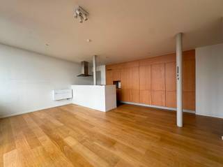 Discover this charming one-bedroom apartment ideally located in a central location. The light-filled living space with open kitchen is the heart of the home and gives direct access to a beautiful terrace that extends the full width of the living room - perfect for enjoying tranquility and outdoor space.The separate bedroom seamlessly connects to the bathroom, which is equipped with a bathtub, shower and double sink for added comfort.Located in a well-kept building with elevator, this apartment offers everything you need for pleasant and practical living, within walking distance to stores, restaurants and public transportation.