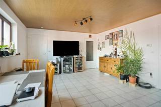Dit appartement is gelegen in een kleinschalige residentie in het hart van de stad. Het omvat een inkomhal, een lichtrijke woonkamer, een recent volledig vernieuwde keuken, een apart toilet, een praktische berging, drie slaapkamers en een badkamer.Extra troeven zijn de private autostaanplaats binnen het gebouw en de bijkomende berging in de kelderverdieping.Het appartement is volledig voorzien van dubbele beglazing en wordt verwarmd via accumulatoren (elektrisch). De elektriciteit is conform de voorschriften van het AREI en het appartement is asbestveilig.Aangezien het gebouw niet beschikt over een lift, blijven de gemeenschappelijke kosten bijzonder beperkt.