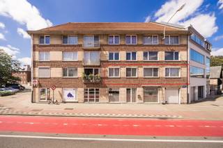 <p><span>Ruim appartement met 2 slaapkamers nabij station en Kruidtuin. </span></p><p><span>Op de 1ste verdieping aan de voorzijde van residentie Beiaard bevindt zich dit, lichtrijke appartement. Dankzij de gunstige ligging binnen de stadsring geniet je van rust én vlotte bereikbaarheid. Via de ruime inkomhal heb je toegang tot de twee slaapkamers en de badkamer, die is uitgerust met een zitbad, badkamermeubel, toilet en aansluiting voor een wasmachine. De gezellige leefruimte met open keuken straalt warmte en licht uit dankzij twee grote raampartijen en een dubbele glazen deur, wat zorgt voor een extra ruimtelijk gevoel. De keuken heeft een moderne uitstraling en kan bovendien eenvoudig uitgebreid worden in de leefruimte. Daarnaast beschikt het appartement over een zolderruimte op de vierde verdieping, ideaal als extra bergruimte. Als bijkomende troeven is er een gemeenschappelijke fietsenberging en is een ondergrondse autostaanplaats optioneel bij aan te kopen voor 12.000. Dankzij de uitstekende ligging op wandelafstand van bus- en treinstation, winkels en scholen is dit appartement een ideale combinatie van comfort, rust en mobiliteit. <br /><br /></span></p>
