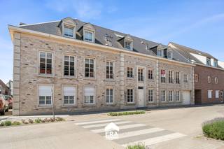 Ben je op zoek naar een <strong>instapklaar appartement</strong> in een <strong>rustige buurt</strong>? Dan is dit gezellige appartement in <strong>Adegem</strong> zeker iets voor jou.
<p>Je komt binnen via een nette inkomhal met <strong>ingemaakte kasten</strong>. Op de verdieping bevinden zich één slaapkamer en één bureauruimte. Via de <strong>vaste trap</strong> bereik je de zolder, ideaal als <strong>extra bergruimte, hobbyruimte.</strong></p>

<p>Daarnaast is er een <strong>ruime wasplaats/berging</strong>, die ook perfect kan dienen als <strong>dressing</strong>. De <strong>lichtrijke, volledig geïnstalleerde keuken</strong> sluit mooi aan op de leefruimte en nodigt uit tot gezellig koken.</p>

<p>Buiten geniet je van het<strong> zonnige terras</strong>, ideaal voor een rustig ontbijt of een zomerse avond. Extra comfort is voorzien dankzij de <strong>gemeenschappelijke fietsenberging</strong>.</p>

<p>De ligging is een grote troef: het appartement bevindt zich in een <strong>kalme woonomgeving</strong>, <strong>dicht bij winkels en voorzieningen</strong>, en met een <strong>vlotte verbinding tussen Brugge en Knokke</strong>.</p>

<p>✨ <strong>Troeven</strong></p>

<ul><li>
	<p>Vaste trap naar zolder</p>
	</li><li>
	<p>Ruime wasplaats/berging of dressing</p>
	</li><li>
	<p>Lichtrijke leefruimte</p>
	</li><li>
	<p>Zonnig terras</p>
	</li><li>
	<p>Gemeenschappelijke fietsenberging</p>
	</li><li>
	<p>Rustige buurt, nabij winkels</p>
	</li><li>
	<p>Goede verbinding Brugge – Knokke</p>
	</li></ul>

<p><strong>Interesse?</strong> Dit appartement is zeker een bezoek waard!<br /><em>ERA Thuis zorgt voor uw huis.</em></p>