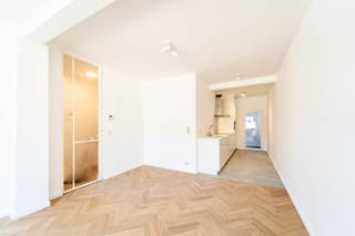 <p><strong>Gerenoveerd 2-slaapkamer appartement<br /><br /></strong><br />Bent u opzoek naar een gerenoveerd appartement met een centrale ligging?<br /><br />Dan is dit 2-slaapkamer appartement zeker iets voor u!<br /><br />Het appartement is gelegen op de 3e verdieping van een kleinschalig, net gerenoveerd appartementsgebouw. <br /><br />Met zijn nabijheid van de bruisende stad Antwerpen, op- en afrit van de snelweg, de bekende Fruithoflaan met winkels, scholen, parken, supermarkten en het openbaar vervoer maken van deze ligging een toplocatie! <br /><br />Dit stijlvol gerenoveerd appartement beschikt over een ruime woonruimte met volledig ingerichte open keuken en terras. Achteraan heeft het appartement plaatsgemaakt voor 2 slaapkamers en een badkamer met inloopdouche, wastafel met legkast en aansluiting voor was- en droogmachine.<br /><br />De woonruimte is afgesloten van het slaapgedeelte met stijlvolle deur voor het comfort, privacy en rust te garanderen. <br /><br />Dit appartement is kortom ideaal voor wie op zoek is naar een kwalitatieve woonst in een centrale, maar rustige buurt. <br /><br />Beschikbaar vanaf 01/10/2025 <br />Gemeenschappelijke kosten: €25,00/maand <br /><br />Laat deze kans u niet voorbij gaan en contacteer LISTED: +32 3 283 51 51.<br /><span></span></p>