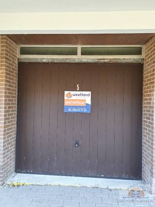 Goed toegankelijke garagebox op verdiep -1. De garages zijn buiten gelegen en zijn toegankelijk via twee invalswegen. De garage is uitgerust...