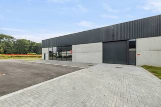 Ontdek dit gloednieuw KMO Project Gruuthuse in Oostkamp.<br /><br />Gelegen op strategische locatie in centraal West-VLaanderen van Project Gruuthuse. Momenteel zijn bepaalde project bezig de laatste afwerking, met variërende oppervlaktes tussen de 550m² en 1.107m². Ideaal voor bedrijven die op heden te kampen hebben met plaats te kort of als investering.<br /><br />Onmiddellijk beschikbaar of beschikbaar binnen korte termijn!<br /><br />- De KMO-units worden casco afgeleverd met een vrije hoogte tussen de 6,9m en 12m <br />- Verschillende optiepakketten zijn mogelijk.<br />- Voor iedere site zijn er telkens ook parkeermogelijkheden voorzien.<br />- Vloer in gepolierde industriële gewapende betonplaat<br />- Lichtstraat voorzien uit meerwandige polycarbonaat platen met aluminium profielen<br />- Aluminium schrijnwerk met elektronische sectionale poort<br /><br />Contacteer Simon op het nummer 0498 12 37 08 of mail naar simon@vicusvastgoed.be