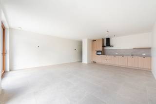 Dit recente 2-slaapkamerappartement is gelegen op de eerste verdieping en biedt een aangename, lichtrijke leefruimte met open, volledig geïnstalleerde, keuken. Aansluitend is er een mooi terras waar het fijn vertoeven is. Verder beschikt het appartement over een badkamer met inloopdouche en dubbele lavabo, een praktische berging en een apart toilet.<br /><br />Het appartement is energiezuinig (BEN) en uitgerust met individuele zonnepanelen, een geothermische warmtepomp, vloerverwarming en vloerkoeling, wat zorgt voor een hoog wooncomfort en een laag energieverbruik.<br /><br />In de ondergrondse verdieping is er een private berging. Daarnaast horen twee parkeerplaatsen onder de carport bij het appartement, met mogelijkheid tot aansluiting van een laadpaal. Ook een fietsenberging en vuilnisruimte zijn voorzien.<br /><br />Extra troeven: <br />- volledig geschilderd <br />- verlichting en gordijnen voorzien<br />- lift aanwezig<br />- mogelijkheid tot een laadpaal<br /><br />*€100 gemeenschappelijke kosten per maand<br /><br />Een comfortabel en duurzaam appartement op een centrale locatie in Mariaburg-Brasschaat.<br /><br />Interesse? info@neonvastgoed.be of 03/336.88.88