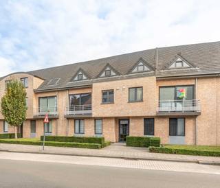 Ruim duplexappartement met 3 slaapkamers en groot terrasVlak bij het centrum van Geel, en via de Ringweg met een vlotte verbinding naar Kasterlee,...