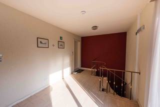 Ontdek dit<span><strong> ruim appartement van 97 m</strong></span>² op de <span><strong>2de verdieping van Residentie Ter Wilgen</strong></span>.<br />Dankzij de<span><strong> rustige ligging</strong></span>, op wandelafstand van winkels en het <span><strong>natuurgebied De Zavelput</strong></span>, geniet u hier van een ideale combinatie van <span><strong>comfort en bereikbaarheid</strong></span>.<br />Het appartement beschikt over een<span><strong> lichtrijke leefruimte met open haard</strong></span>, een <span><strong>aparte keuken, 2 volwaardige slaapkamers</strong></span>, waarvan één met <span><strong>ingemaakte kasten </strong></span>en de andere met een <span><strong>gezellig balkon</strong></span>, een praktische berging/wasplaats, een apart toilet en een <span><strong>badkamer met dubbele lavabo, regendouche en handdoekradiator</strong></span>.<br />Extra comfort wordt geboden door de aanwezige <span><strong>airconditioning, zonnescreens, aardgasverwarming </strong></span>en een <span><strong>private kelderberging</strong></span>.<br />Het appartement is <span><strong>goed onderhouden en instapklaar</strong></span>, al kan het wel een <span><strong>kleine opfrissing</strong></span> gebruiken.<br />Momenteel is het appartement reeds 3 jaar verhuurd. Bij de aankoop is <span><strong>één garagebox verplicht aan te kopen voor € 15.000</strong></span>, met de mogelijkheid om een 2de garagebox optioneel bij te kopen.<br />EPC : 373 en UC : 2383852<br />Wenst u een bezoek ? Contacteer Peter : 0496/176878