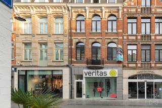 Op zoek naar een kwalitatieve studentenkamer op een absolute toplocatie? Deze kamer van 32 m² bevindt zich op de bovenste verdieping van Residentie Maravil, een exclusieve studentenresidentie in het bruisende centrum van Leuven.<br /><br /><span>Troeven van de residentie:</span><br /><strong>✔️ Uitstekende ligging</strong> – Gelegen in de Diestsestraat, de mooiste winkelstraat van Leuven, met tal van leuke boetiekjes, hippe eetadresjes en gezellige koffiebars. Bovendien ligt de residentie op slechts 550 meter van de KUL en in een autovrije straat met vlotte toegang tot het openbaar vervoer.<br />✔️<strong> Uniek karakter</strong> – De residentie combineert historisch erfgoed met een moderne en kwalitatieve afwerking.<br />✔️ <strong>Gemeenschappelijke faciliteiten </strong>– Een volledig ingerichte keuken en een prachtige daktuin waar studenten kunnen ontspannen en samenkomen.<br /><br />Deze studentenkamer biedt het comfort van een studio binnen een professioneel beheerde residentie.<br /><br />Interesse? Contacteer ons vandaag nog voor meer informatie of een bezichtiging!